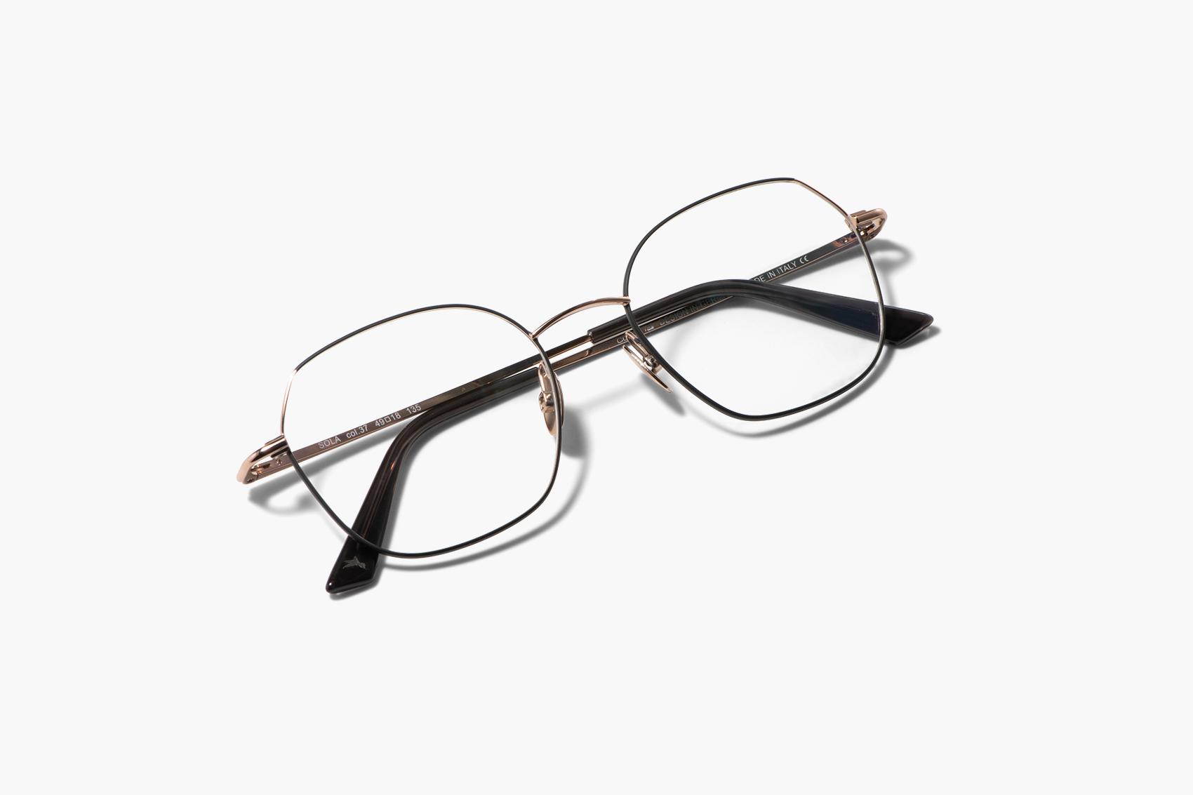 https://www.favrspecs.com/cdn-cgi/image/width=1920,quality=75,format=auto,fit=scale-down,background=%23F8F8F8/media/product-variants/6969/1iHFbUsXDoPpLhat/eyeglasses-colibris-rosegold-black-top.png